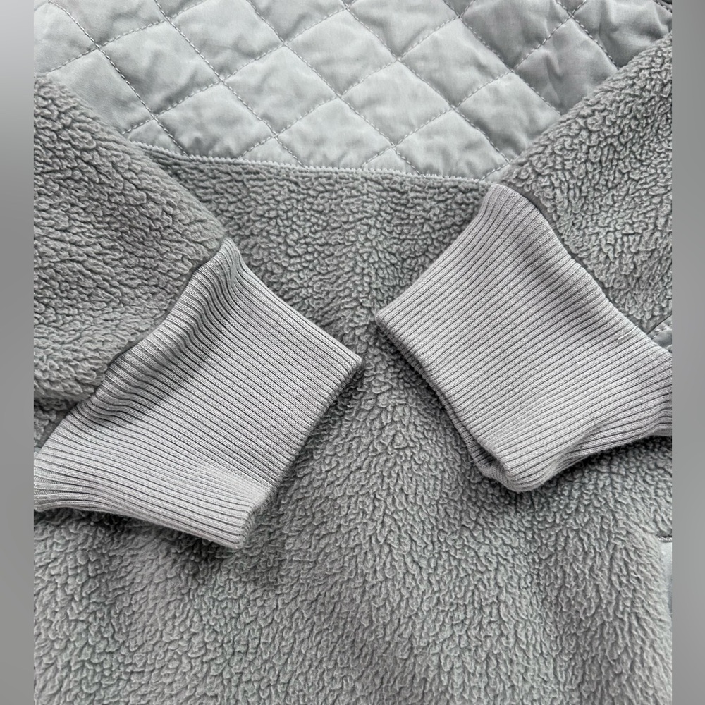 Abercrombie & Fitch Light Gray and White Quilted Fleece Pullover - Picture 6 of 10